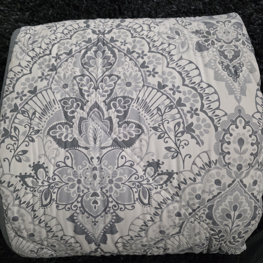 Season Collections Queen Down Alternative Comforter – Sophisticated Damask